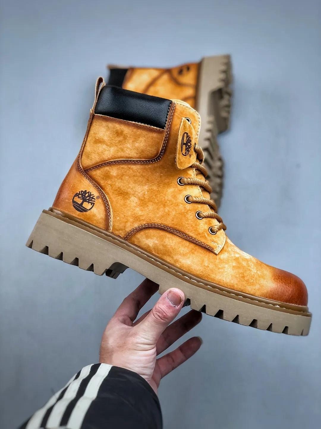 Local 💰640 supports store opening new goods 🚀 #Timberland Timberland/Timberland new autumn and winter products essential outdoor leisure rhubarb boots series for autumn and winter #Guangdong Dachang quality original box original packaging fashion trend matching fabrics made of Italian 🇮🇹 top matte fine-grained cowhide lightweight outsole with anti-odor and anti-corrosion genuine leather latex insoles from outsole to hardware are made from OEM raw materials Same as the original Goodyear's never-opening glue process. Good products don't kill pigs. The quality of the first order is strictly controlled. Exclusively released on the entire network. The quality is beyond doubt. The full set of official website unified packaging gives you a perfect wearing experience. The quality is exquisite and durable. A must-have for sportsmen. Specializes in not looking handsome. High-quality feet feel first-class. This winter, it is specially used for outdoor cold protection. Daily casual matching. Size: 38-44 (leather shoe size)
